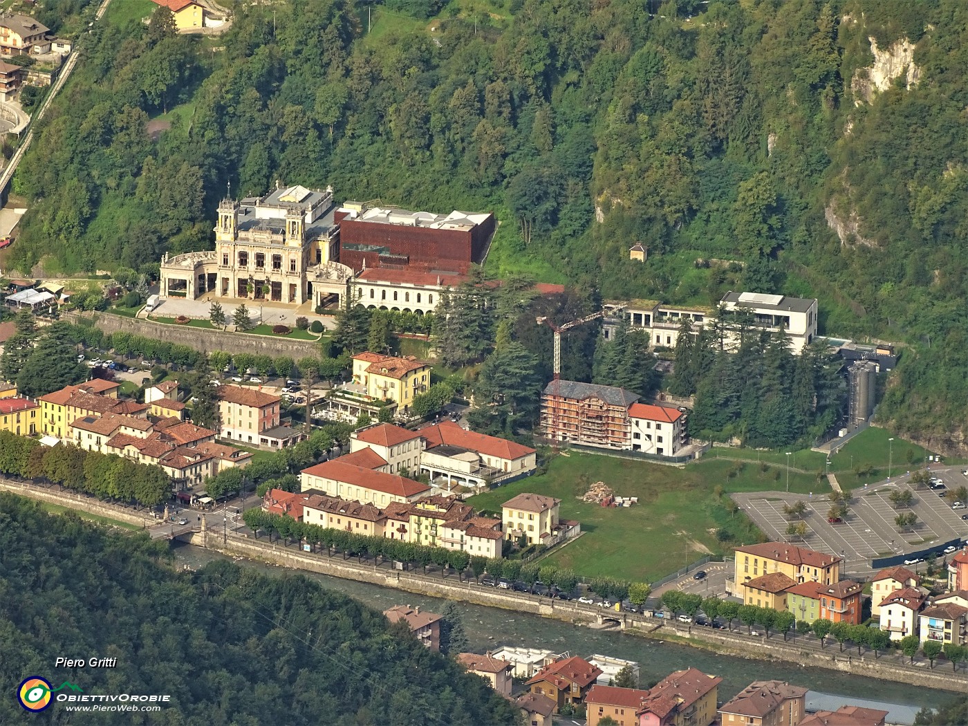 23 Maxi zoom sul complesso del Casino di San Pellegrino Terme.JPG